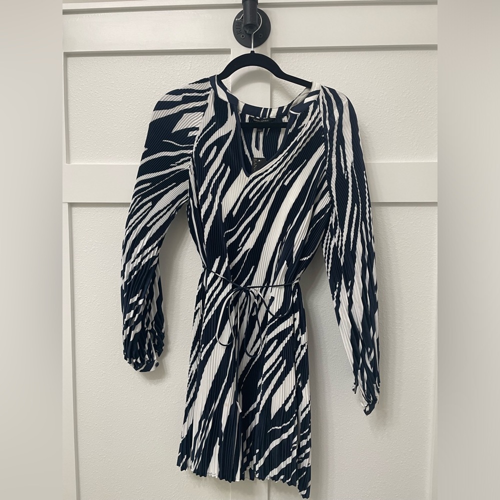 Banana Republic V-neck dress with tie waist - NWT